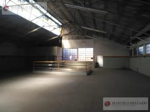 Deposito en dos plantas / 1350 m2
