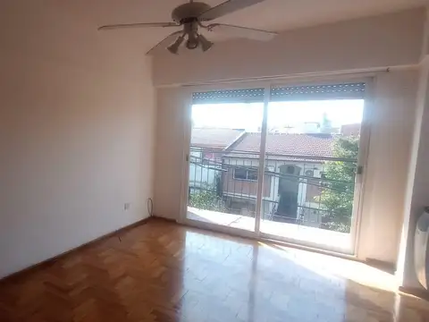 Departamento en alquiler de 1 amb, al frente c/ balcon - Monte Castro