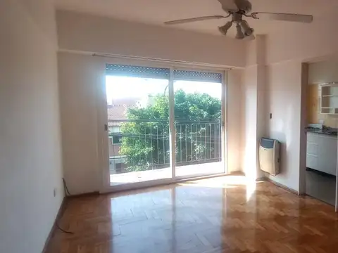 Departamento en alquiler de 1 amb, al frente c/ balcon - Monte Castro
