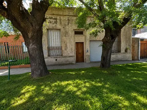 OPORTUNIDAD.IDEAL INVERSOR CASA A REFACCONAR. ESCUCHA OFERTA. TAPIALES