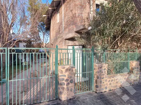 En Venta, | Casa de 6 dormitorios y Patio | Añelo