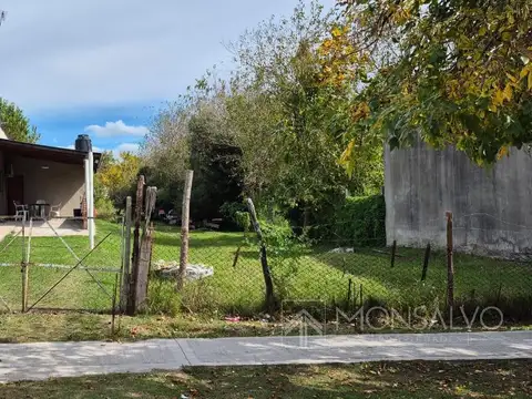 Terreno parquizado sobre calle principal