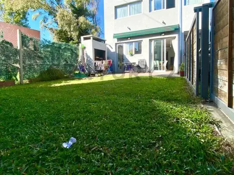 Dúplex de tres dormitorios en alquiler Gonnet