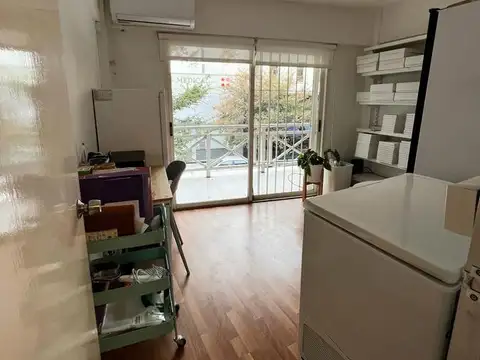 Impecable oficina con Balcón, en  pleno centro de San Isidro!