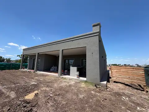 Casa 4 ambientes con 2 baños