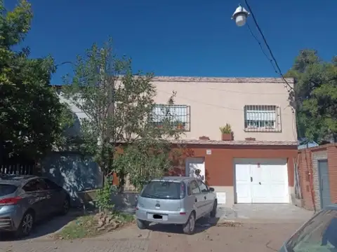 Amplia casa de 4 dorm Patio con quincho