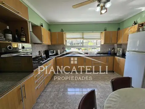 Casa 5 ambientes con 2 baños