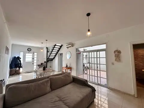 Casa 5 ambientes con 2 baños