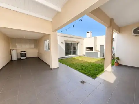 Casa en Alquiler 4 dormitorios quincho patio Villa Cabrera