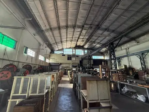 Galpón con 920 m2 construidos en venta en Caseros