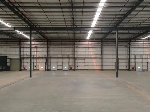 Excelente deposito con estructura Astori en perfecto estado, dock de carga, amplias playas