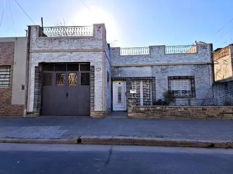 OPORTUNIDAD AMPLIA CASA 5 AMB., C/GARAJE, TERRAZA Y PARQUE