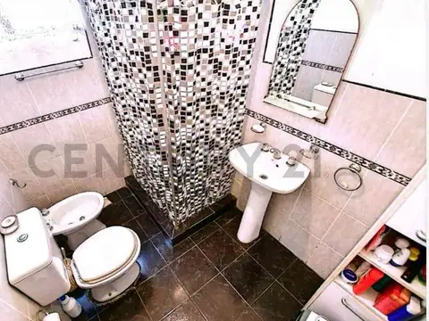 Casa 8 ambientes con 2 baños