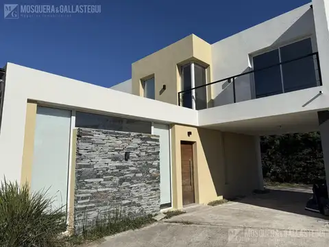 Casa en Alquiler con 1 cochera