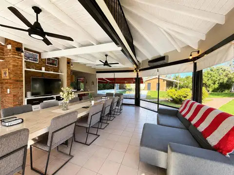 VENTA - Casa de tres dormitorios con quincho y pileta. Roldan