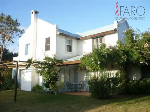 Casa en La Barra 4 dormitorios y dependencia con piscina y parrillero