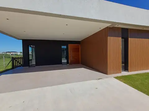 Casa en Alquiler con 2 cocheras