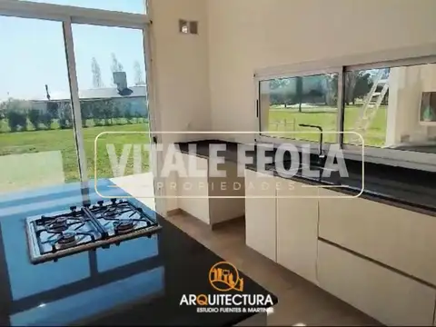 Casa en Venta con 4 cocheras