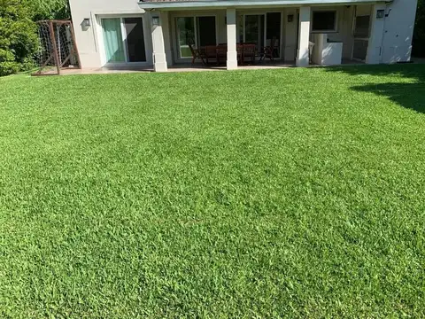 Casa en Alquiler con 2 cocheras