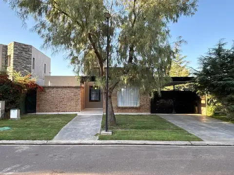 Casa en venta en barrio privado en Maipu Mendoza