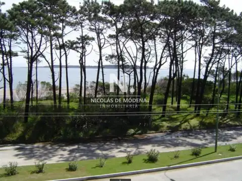 Se vende apartamento a metros del mar de 2 dormitorios en Punta del Este.