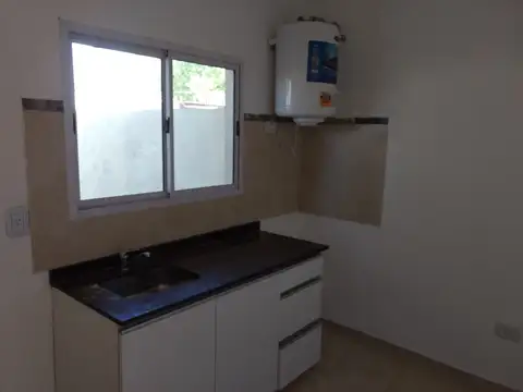 Dúplex con patio y cochera, entrada independiente