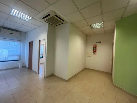 VENTA DEPTO/ OFICINA LUMINOSO EXCELENTE UBICACIÓN