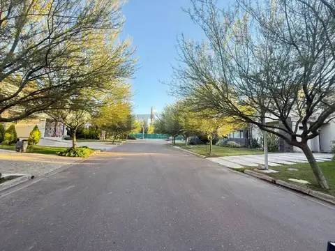 Century21 López ofrece a la venta Lote en Barrio Privado Los Teros, Guaymallén.