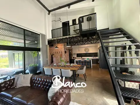 Casa en Venta con 2 cocheras