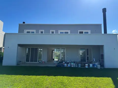 Casa 6 ambientes con 5 baños