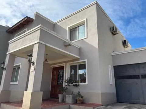 VENTA CASA 3 DORMITORIOS CLAROS DEL BOSQUE
