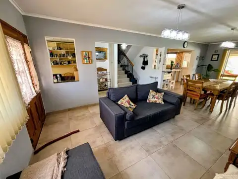 Casa en Venta con 2 cocheras