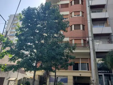 Cochera techada en edificio, en Alquiler.