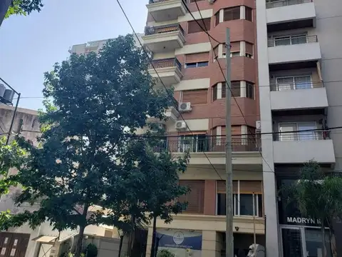 Cochera techada en edificio, en Alquiler.