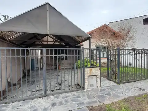 VENTA  O PERMUTA, CASA 4 AMBIENTES CON PARQUE Y TERRAZA