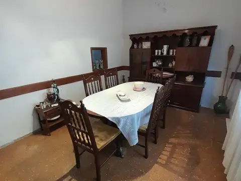 VENTA  O PERMUTA, CASA 4 AMBIENTES CON PARQUE Y TERRAZA