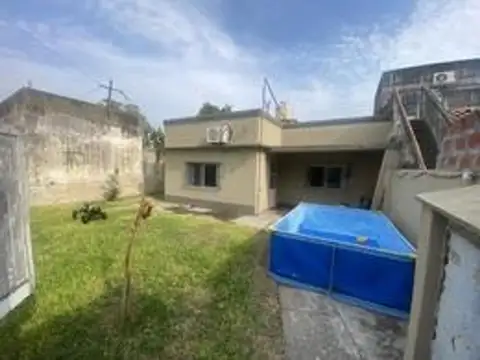 CASA 4 AMBIENTES SOBRE AMPLIO LOTE CON 2 LOCALES AL FRENTE