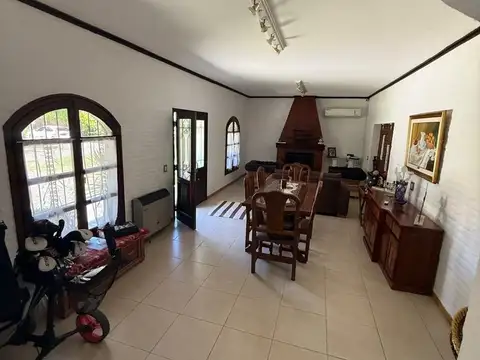 Casa en Venta con 2 cocheras