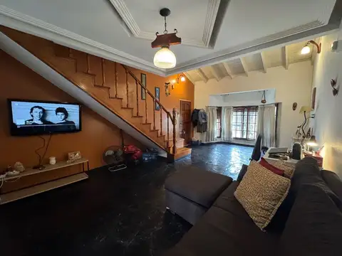 LUZURIAGA, CASA MULTIFAMILIAR EN VENTA 8 AMBIENTES