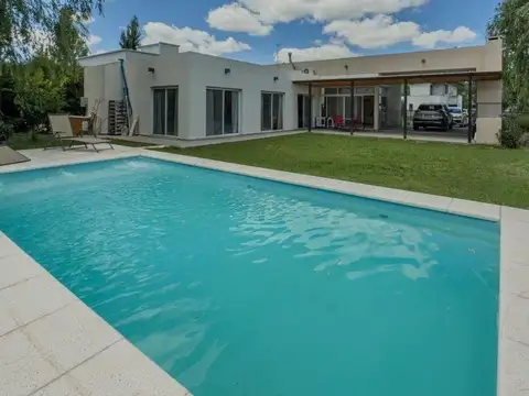 Casa en venta de 5 ambientes  La Cándida. APTA CREDITA
