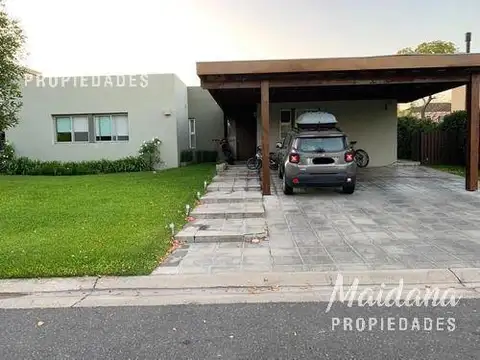 Casa En Venta, 4 Habitaciones. Haras Santa Maria