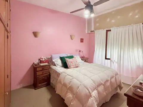 CASA 4 AMB. C/PARQUE Y PILETA