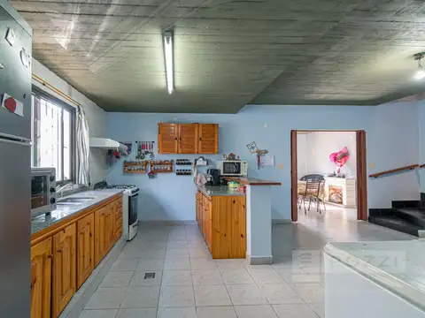 Casa 5 ambientes con 2 baños