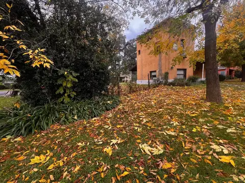 Casa en Alquiler con 2 cocheras