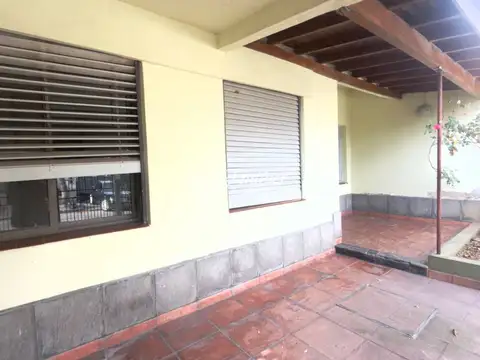 Casa 5 ambientes con 1 baño