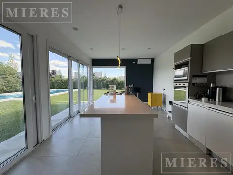 Casa 6 ambientes con 5 baños
