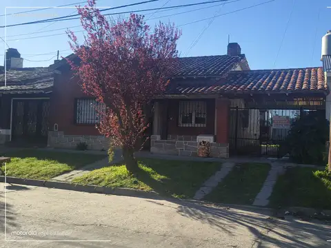 Chalet de 3 ambientes sobre terreno propio, con parque y parrilla