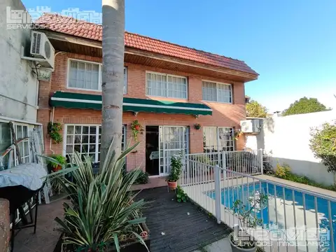 Casa en venta. 5 ambientes 2 plantas. Quincho c/parrilla. Patio con piscina. Allende al 3200. Devoto