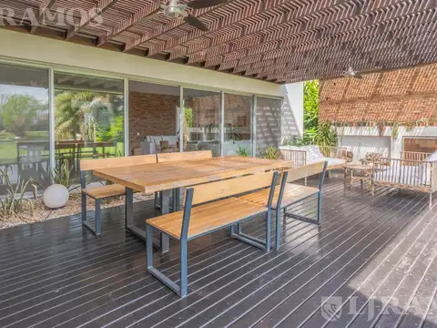 Casa en Alquiler con 2 cocheras