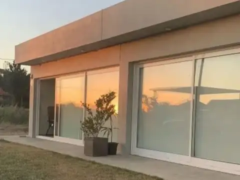 Casa en venta de 2 dormitorios c/ cochera en Piriápolis